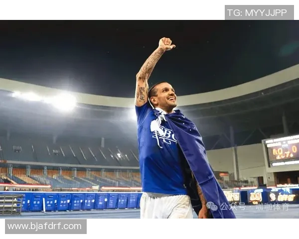 足球球星赛场内外戴戒指展现个性与荣耀风采